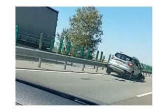 accident pe a2 autostrada soarelui unui ford kuga i a explodat cauciucul 68a859b01b2a9