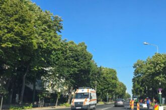 accident pe bulevardul aurel vlaicu din constanta un autoturism a intrat intr un stalp echipajele de urgenta intervin la fata locului 689ccdf031d83