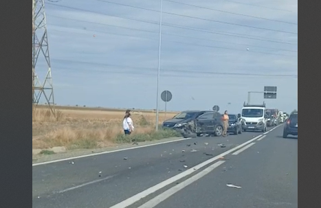 accident pe dn 22 aproape de lumina intre doua autoturisme si un tir traficul este blocat 68a432056f293