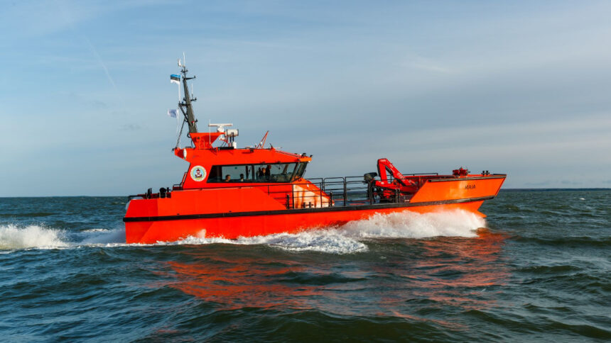 ambarcatiune aflata in deriva remorcata de nava sar theia in apropiere de mangalia trei persoane au fost salvate 68b3516b38a38