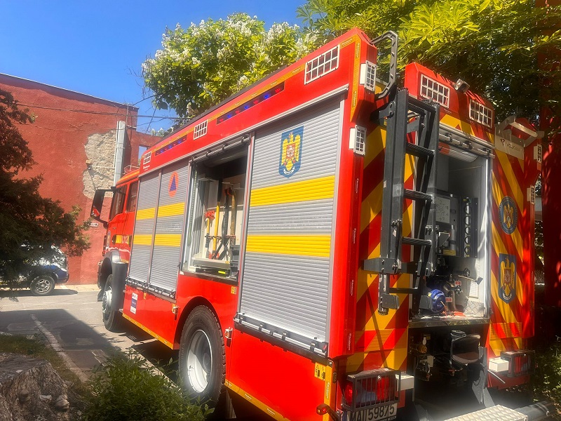 arde o baraca dezafectata vizavi de judecatoria constanta pompierii actioneaza pentru lichidarea focului 689c9d53e9c6f