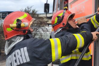 arde un apartament de pe aleea umanitatii din constanta intervin pompierii cu mai multe autospeciale 68aadbbcebf5d