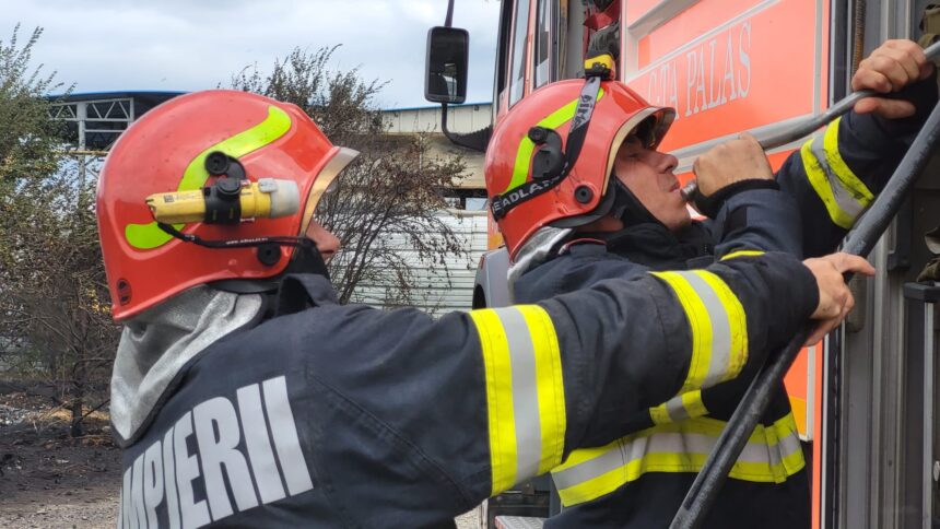 arde un apartament de pe aleea umanitatii din constanta intervin pompierii cu mai multe autospeciale 68aadbbcebf5d
