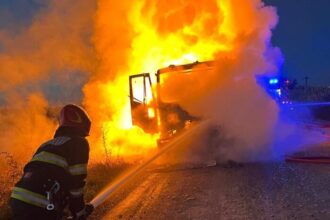 arde un camion incarcat cu fier vechi in medgidia interventie prompta a pompierilor 688d0db8541fa