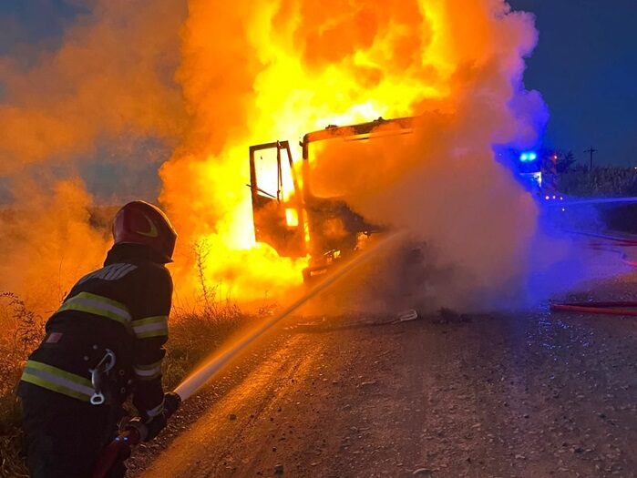 arde un camion incarcat cu fier vechi in medgidia interventie prompta a pompierilor 688d0db8541fa
