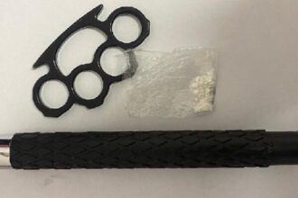 barbati prinsi cu arme albe si substante cu posibil efect psihoactiv in mamaia 68ac1b6884b06