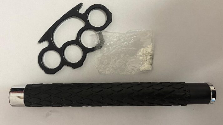 barbati prinsi cu arme albe si substante cu posibil efect psihoactiv in mamaia 68ac1b6884b06