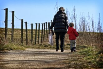 bolojan nevoit sa suplimenteze cu jumatate de miliard de lei bugetul pentru tichetele sociale ale elevilor numarul elevilor dezavantajati a crescut cu 125 in ultimii 4 ani 68a7f5bb05f67
