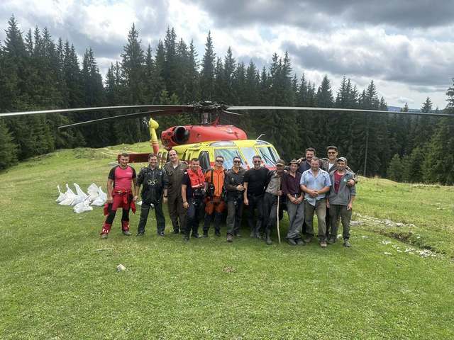 branza evacuata cu elicopterul black hawk de la stanele din brosteni foto 6895fece22386