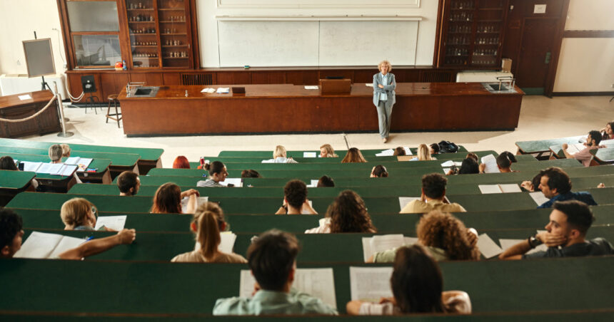 calendarul anului universitar 2025 2026 cand incep cursurile la facultate si cand sunt programate vacantele studentilor 68a403411ce93