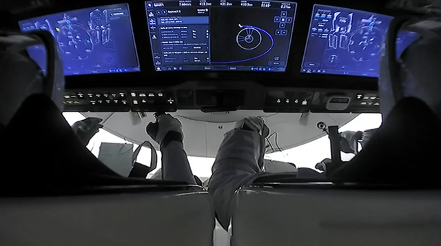 capsula crew dragon a spacex a ajuns la statia spatiala internationala cu patru astronauti intre care doi americani si un rus 688e31bb71332