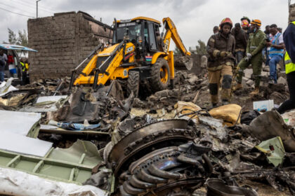 cel putin sase morti dupa ce un avion s a prabusit intr o zona de case de la periferia orasului nairobi kenya 6894e85ee1a1c