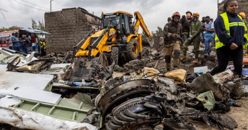cel putin sase morti dupa ce un avion s a prabusit intr o zona de case de la periferia orasului nairobi kenya 6894e85ee1a1c