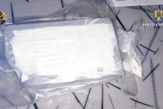 cocaina de 85 000 de euro gasita in urma unei perchezitii in lumina suspectul a fost retinut pentru trafic de droguri 689c884bab0a4