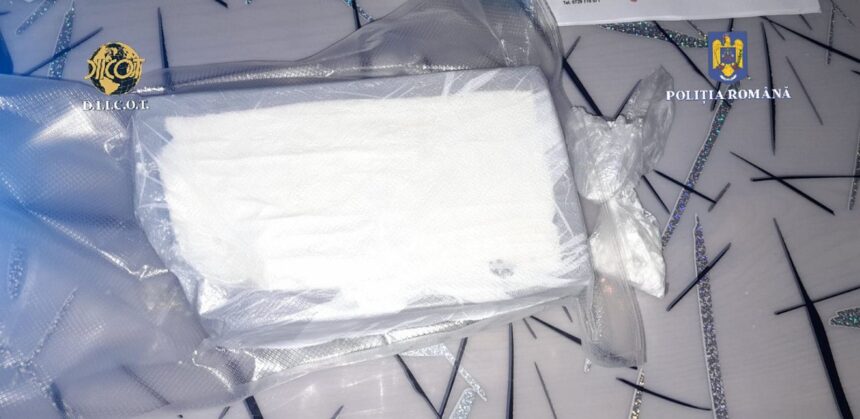 cocaina de 85 000 de euro gasita in urma unei perchezitii in lumina suspectul a fost retinut pentru trafic de droguri 689c884bab0a4