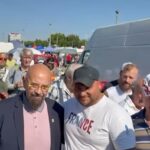 cristian popescu piedone intampinat cu aplauze si selfie uri la o piata din bucuresti mereu printre oameni si langa oameni 688f7257436b9