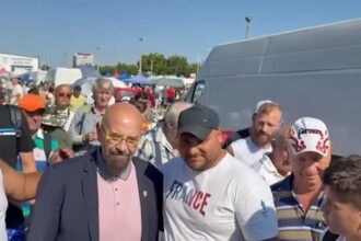 cristian popescu piedone intampinat cu aplauze si selfie uri la o piata din bucuresti mereu printre oameni si langa oameni 688f7257436b9