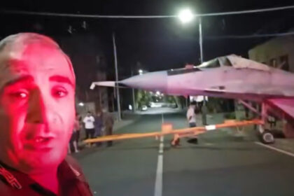 cu mig ul pe bulevard momentul in care soldatii lui putin scapa un avion de lupta in timp ce l tractau pe o strada din erevan 68ac868a6d8bb
