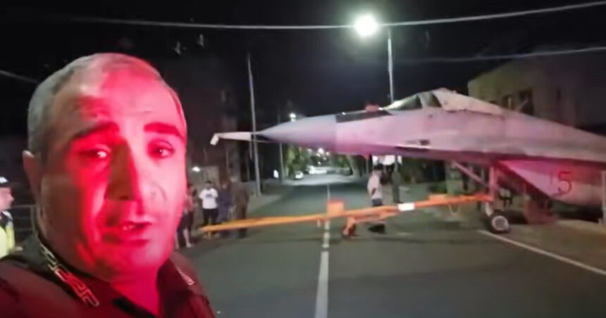 cu mig ul pe bulevard momentul in care soldatii lui putin scapa un avion de lupta in timp ce l tractau pe o strada din erevan 68ac868a6d8bb