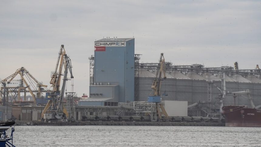 cum a fost posibil ca un muncitor sa se electrocuteze mortal in port colegii l au indepartat de pe fierul pe care se inclestase detalii cutremuratoare 68a5073c3ed0c