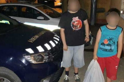 doi copii din mizil care nu au mai vrut sa stea in vacanta la bunici au plecat in toiul noptii spre casa unde i au gasit jandarmii 689dfd9509ea9