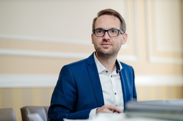dominic fritz taie zeci de posturi din primarie urmeaza reorganizarea institutiilor subordonate 6895f4b4eeb9a
