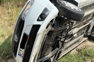 doua autoturisme s au ciocnit pe dj 229 aproape de hanul kartali una dintre masini s a rasturnat 688f950458a5c