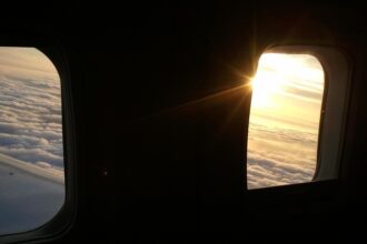 doua mari comparii aeriene date in judecata pentru ca au vandut locuri scumpe la fereastra dar fara fereastra 68a73accb0987