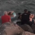 doua persoane purtate de curenti spre largul marii salvate de jandarmi 689e5615aa3ac