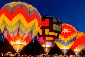 festivalul baloanelor cu aer cald luminaria in comuna corbu trei zile de concerte live proiectii de film sub cerul liber si spectacole de lumini 68a59d08d3fd8