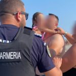 fetita de 5 ani din turda ratacita pe plaja din saturn gasita de jandarmi si reunita cu familia 68a3545461135