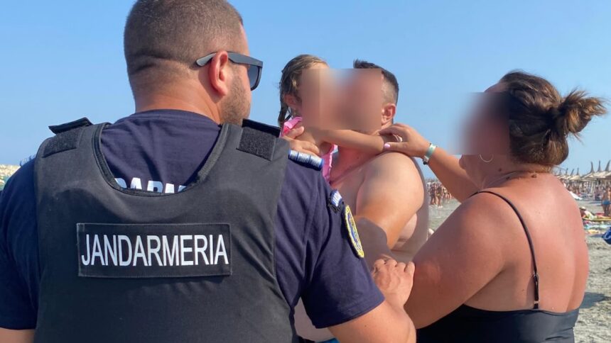 fetita de 5 ani din turda ratacita pe plaja din saturn gasita de jandarmi si reunita cu familia 68a3545461135