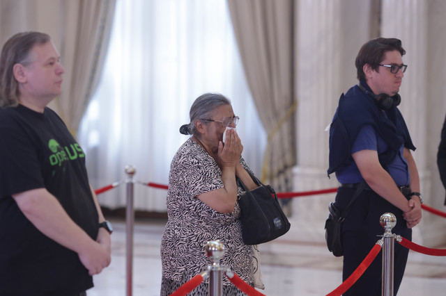 foto 1 000 de persoane preponderent oameni mai in varsta dar si tineri si au luat adio de la ion iliescu 6893cadc295f5