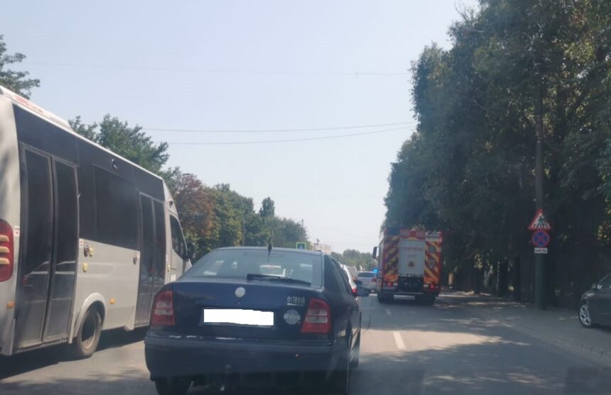 foto accident la cet la trecerea de pietoni traficul este blocat pe ambele sensuri 6895cf13cff0f