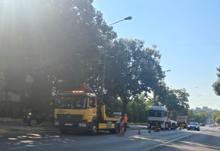 foto atentie soferi o banda de cirulatie de pe bulevardul tomis blocata vezi ce se intampla aici 6891a0851e8d7