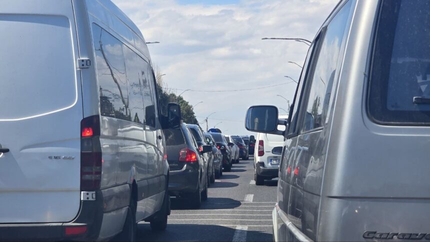 foto atentie soferi se circula cu dificultate pe dn2a mii de constanteni si turisti participa la show ul aerian de pe aeroportul mihail kogalniceanu 688e044a2f672