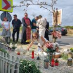 foto doi ani de la accidentul de la 2 mai parintii tinerilor accidentati mortal de vlad pascu prezenti la locul accidentului un preot oficiaza slujba de pomenire 68a424cba907e