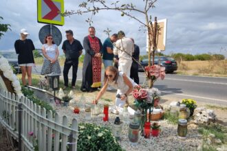 foto doi ani de la accidentul de la 2 mai parintii tinerilor accidentati mortal de vlad pascu prezenti la locul accidentului un preot oficiaza slujba de pomenire 68a424cba907e