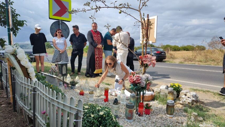 foto doi ani de la accidentul de la 2 mai parintii tinerilor accidentati mortal de vlad pascu prezenti la locul accidentului un preot oficiaza slujba de pomenire 68a424cba907e
