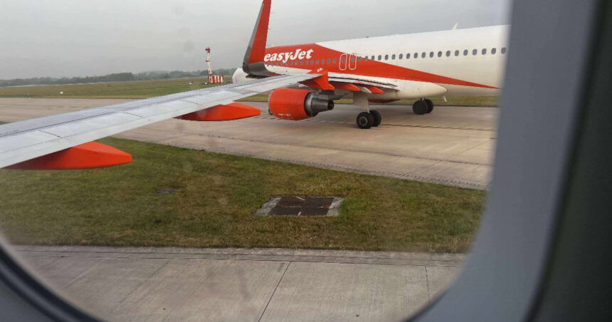 foto doua avioane au intrat in coliziune pe aeroportul din manchester tot avionul a tremurat a fost o lovitura puternica 689f00d13462b