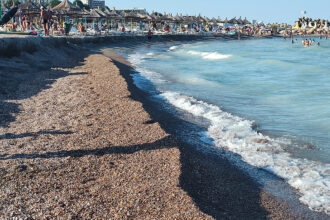 foto furtuna care a maturat litoralul a distrus o parte a noii plaje din mangalia turistii isi croiesc cu greu drum spre apa 689831f34b8d5