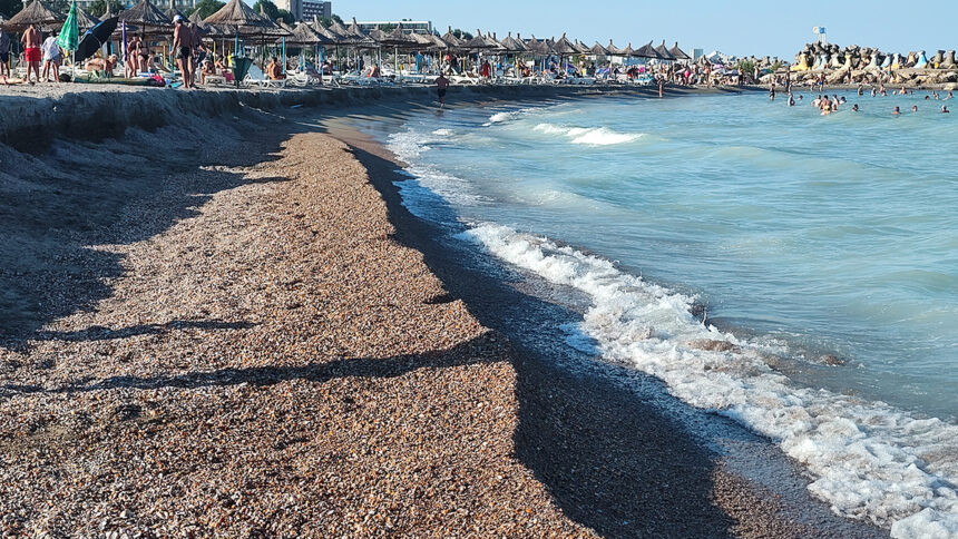 foto furtuna care a maturat litoralul a distrus o parte a noii plaje din mangalia turistii isi croiesc cu greu drum spre apa 689831f34b8d5