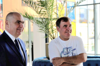 foto ilie bolojan l a vizitat pe gheorghe hagi la academia de fotbal cei doi s au fotografiat impreuna 689f41de42bce