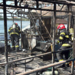 foto incendiu la un ponton dormitor amplasat pe faleza din tulcea flacarile s au extins la barcile din apropiere 688f702c53e09