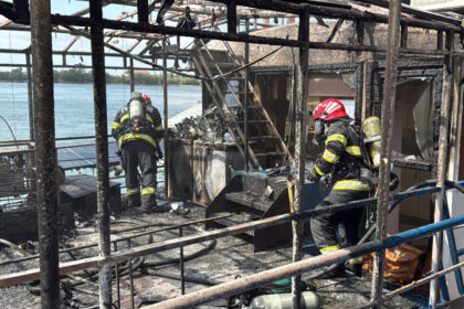foto incendiu la un ponton dormitor amplasat pe faleza din tulcea flacarile s au extins la barcile din apropiere 688f702c53e09