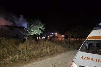 foto incendiu misterios la lipnita o casa a ars complet desi era fara curent electric proprietarii sunt plecati in germania reactia primarului 68b2eb44d7ba7