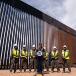 foto inedit metoda direct de la trump zidul dintre sua si mexic vopsit in negru ca sa se incinga si sa i impiedice pe imigranti sa l escaladeze 68a64fa8298dd