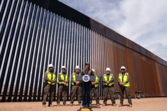 foto inedit metoda direct de la trump zidul dintre sua si mexic vopsit in negru ca sa se incinga si sa i impiedice pe imigranti sa l escaladeze 68a64fa8298dd