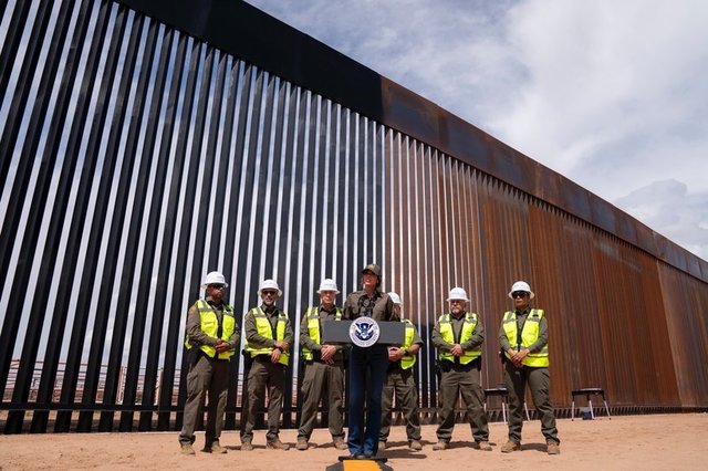 foto inedit metoda direct de la trump zidul dintre sua si mexic vopsit in negru ca sa se incinga si sa i impiedice pe imigranti sa l escaladeze 68a64fa8298dd