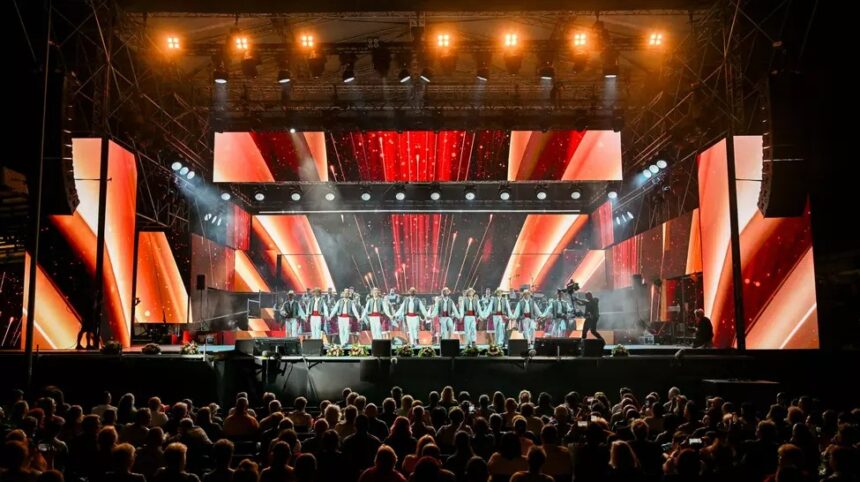 foto omd mamaia constanta incepe festivalul national al cantecului si dansului popular mamaia se transforma in scena folclorului romanesc 68af19616887b